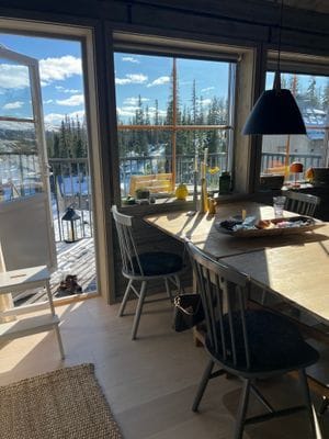 Hyr denna stuga i Bydalsfjällen på 78 m². 6-7 sängplatser. 8 000 - 15 700 kr per vecka. Se bilder och tillgänglighet här.