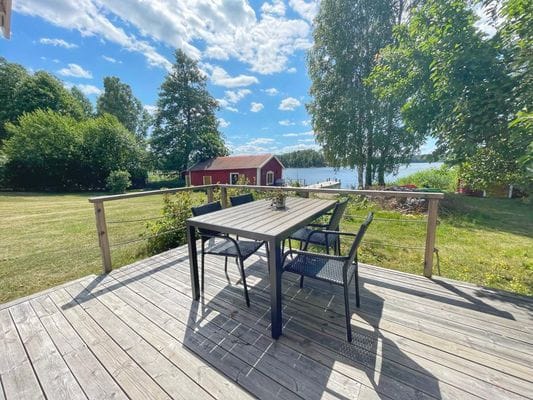 Idyllisk gård med sjötomt - Bild 18