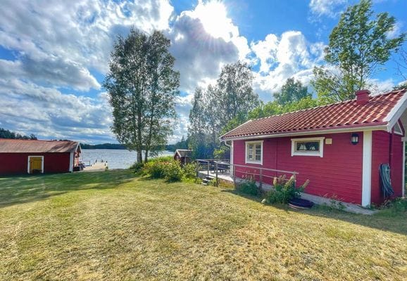 Idyllisk gård med sjötomt - Bild 17