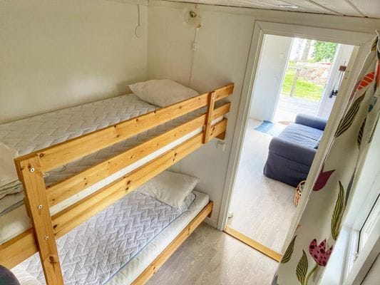 Idyllisk gård med sjötomt - Bild 20