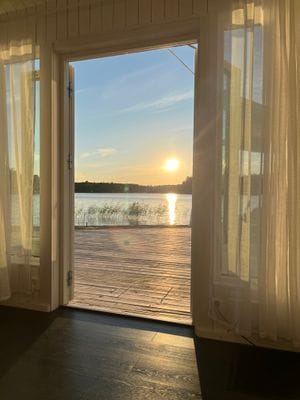 Hyr denna stuga i Ljusterö på 35 m². 4-6 sängplatser. Från 11 900 kr per vecka. Se bilder och tillgänglighet här.