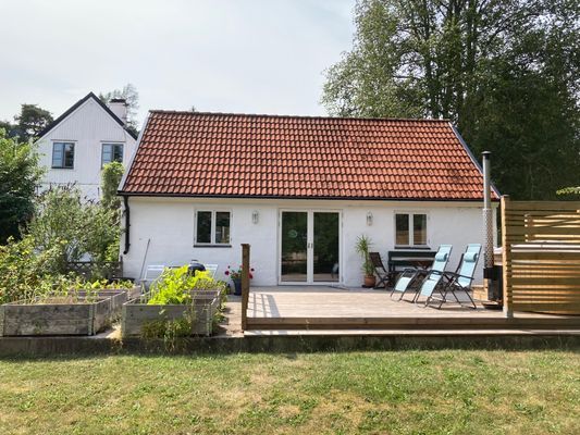 Hyr denna stuga i  på 60 m². 2 sängplatser. Från 5 700 kr per vecka. Se bilder och tillgänglighet här.