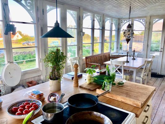 Hyr denna stuga i  på 70 m². 3-6 sängplatser. Pris ej tillgängligt. Se bilder och tillgänglighet här.