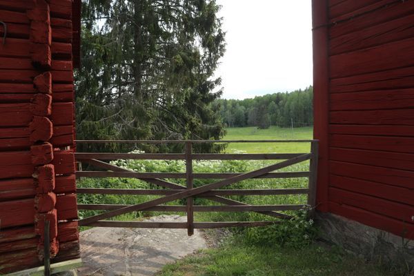Mellan ladugård och loge