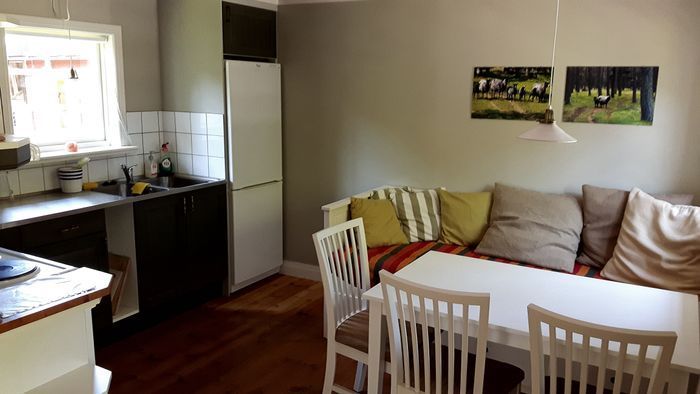 Hyr denna stuga i  på 35 m². 2-3 sängplatser. 3 500 - 4 500 kr per vecka. Se bilder och tillgänglighet här.