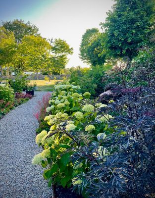 Varsamt renoverad tegellänga i liten kyrkby