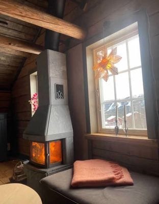 Hyr denna stuga i  på 65 m². 4 sängplatser. 5 600 - 12 500 kr per vecka. Se bilder och tillgänglighet här.