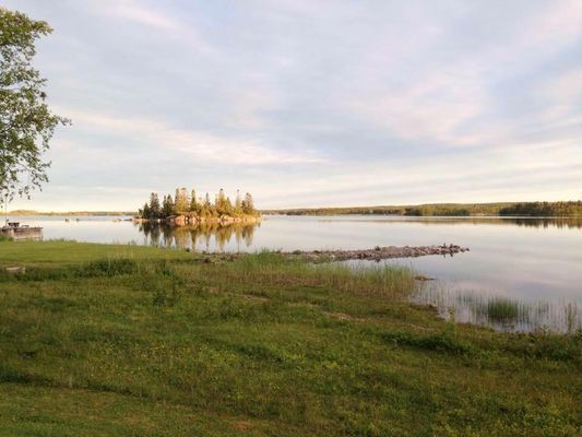 Sommarstuga vid vattnet - lugn och avskild idyll