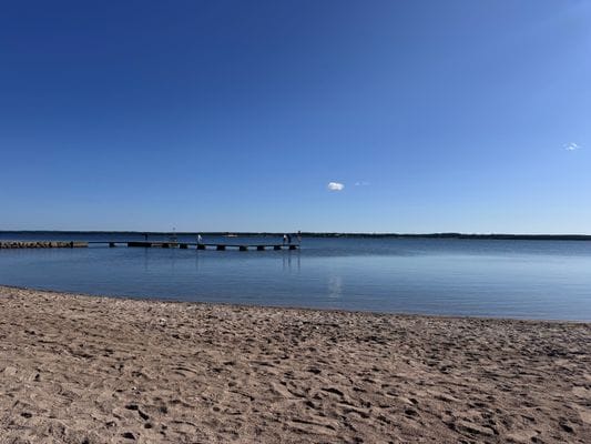 Badplatsen "Badhusparken Fårösund" med båda brygga och sandstrand ligger bara 2km från huset