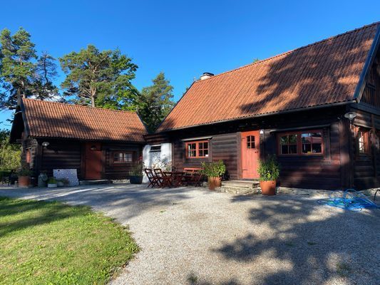 Hyr denna stuga i Lärbro på 70 m². 6-7 sängplatser. Pris ej tillgängligt. Se bilder och tillgänglighet här.