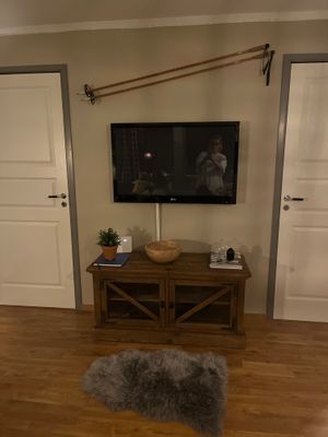 Hyr denna stuga i  på 54 m². 6 sängplatser. 6 800 - 14 000 kr per vecka. Se bilder och tillgänglighet här.
