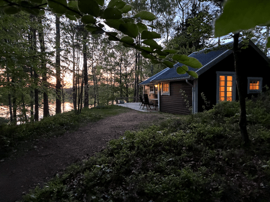 Rofylld oas i skogen med egen brygga och båt