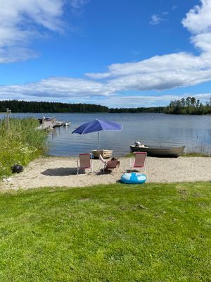 Timmerhus med egen sandstrand och brygga, inkl båt - Bild 18