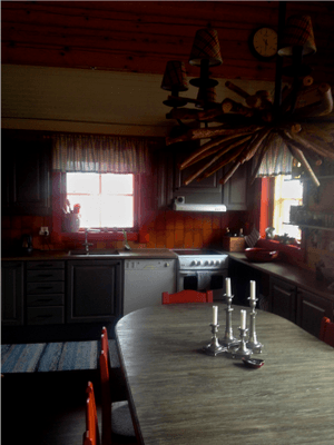 Hyr denna stuga i  på 140 m². 6 sängplatser. 6 000 - 11 000 kr per vecka. Se bilder och tillgänglighet här.