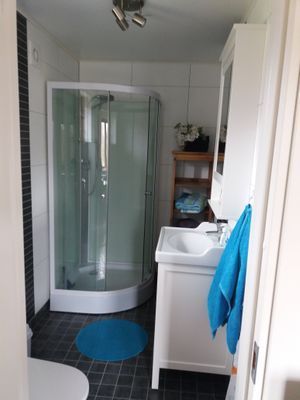 Hyr denna stuga i  på 28 m². 4-5 sängplatser. 7 000 - 12 000 kr per vecka. Se bilder och tillgänglighet här.