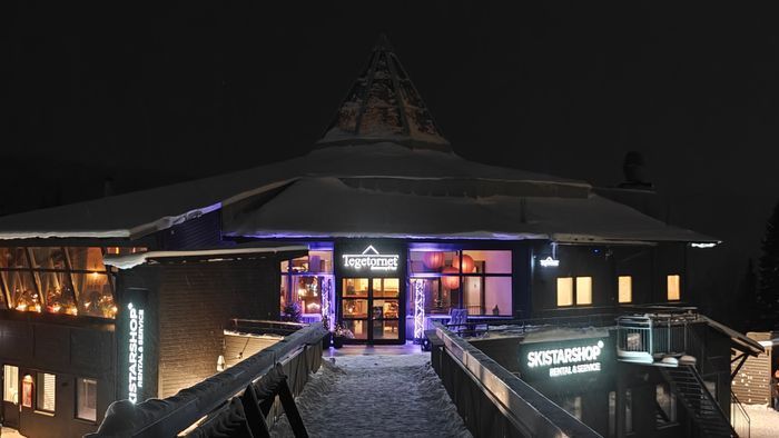 Tegetornet med Restaurang, bra afterski, Skistarshop och Ica To go (obemannad ICA öppen dygnet runt). Skidbussens hållplats nere till höger i bild.