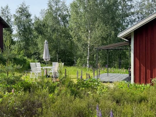 Hemtrevligt hus mitt i skogen nära egen sjö