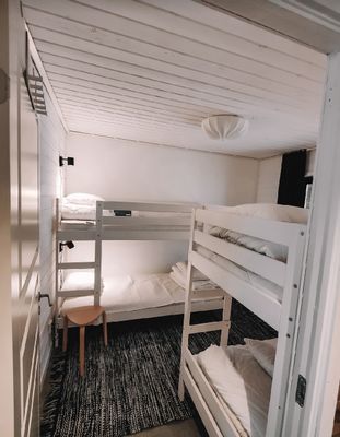 Hyr denna stuga i  på 57 m². 6 sängplatser. Från 4 000 kr per vecka. Se bilder och tillgänglighet här.