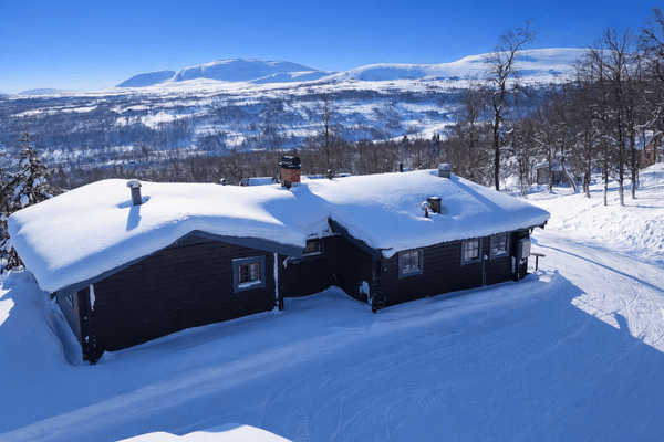 Hyr denna stuga i Bruksvallarna på 120 m². 8 sängplatser. 12 000 - 25 000 kr per vecka. Se bilder och tillgänglighet här.