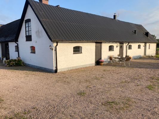 Hyr denna stuga i  på 100 m². 6 sängplatser. 3 000 - 7 000 kr per vecka. Se bilder och tillgänglighet här.