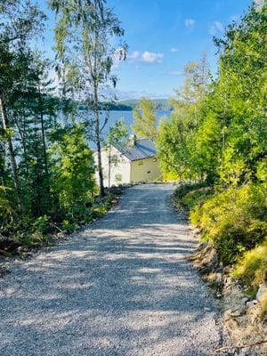 Grusvägen ner till huset från parkeringen vid landsvägen