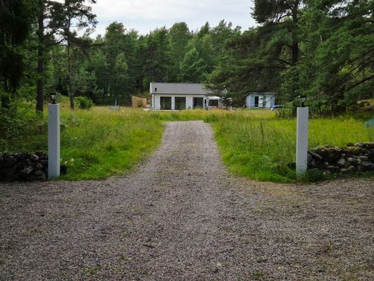 Parkering vid entré, finns även parkering intill huset