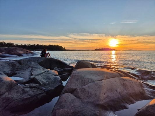 Se solen gå ner i havet