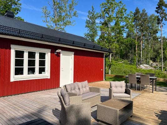 Stuga och bastu med egen badplats