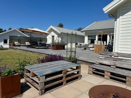 Hyr denna stuga i Dalarö på 130 m². 8-10 sängplatser. 22 500 - 26 500 kr per vecka. Se bilder och tillgänglighet här.