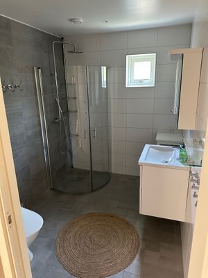 Modern villa i Dalarös skärgård nära stränder - Bild 18
