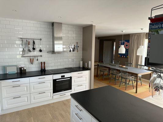 Modern villa i Dalarös skärgård nära stränder - Bild 12