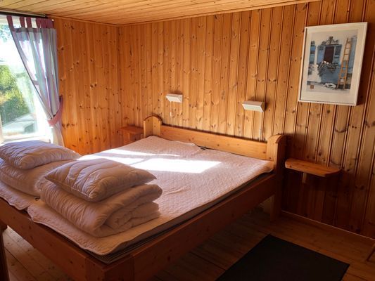 Dubbelsäng i huvudhuset.