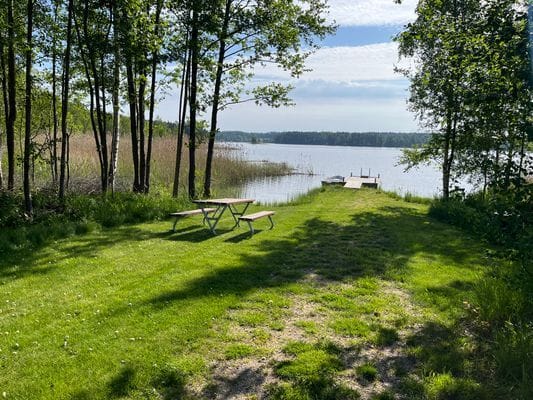 Hyr denna stuga i Vitan på 58 m². 6 sängplatser. 7 500 - 9 500 kr per vecka. Se bilder och tillgänglighet här.
