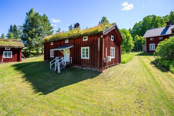 Traditionellt 1700-tals torp direkt på sjön