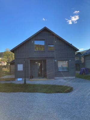 MODERN MYSIG STUGA MITT I FJÄLLANLÄGGNING