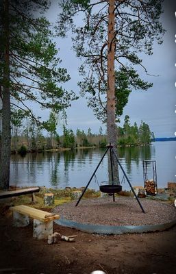 STUGA, intill sjö m båt. - Bild 23