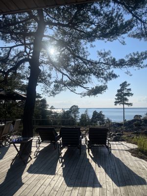 Hyr denna stuga i Stockholms skärgård på 65 m². 7-8 sängplatser. Från 15 000 kr per vecka. Se bilder och tillgänglighet här.