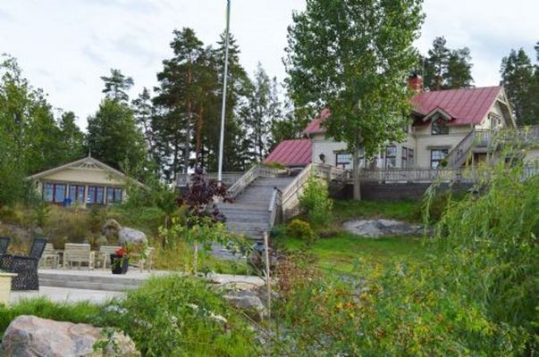 Hyr denna stuga i Värmdö på 180 m². 8-10 sängplatser. Från 70 000 kr per vecka. Se bilder och tillgänglighet här.