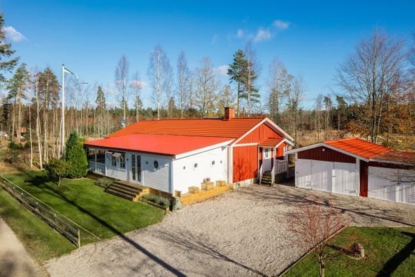 Mysig Stuga omgiven av natur