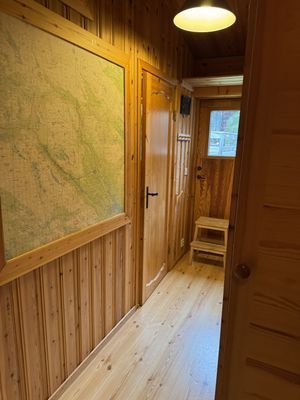 Passage, till sovrum 3, städskrubb, frys och bakdörr.