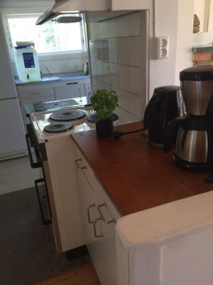 Mysig stuga nära vattnet på Djurö