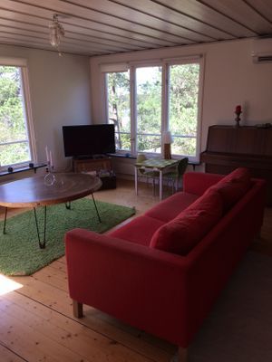 Hyr denna stuga i Djurö på 70 m². 4-7 sängplatser. Från 8 800 kr per vecka. Se bilder och tillgänglighet här.