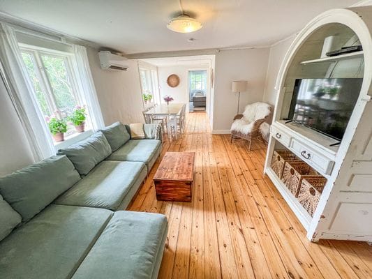 Hyr denna stuga i Mjölby på 100 m². 8 sängplatser. Pris ej tillgängligt. Se bilder och tillgänglighet här.