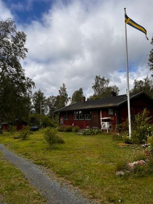 Hus nära skog, hav och ängar