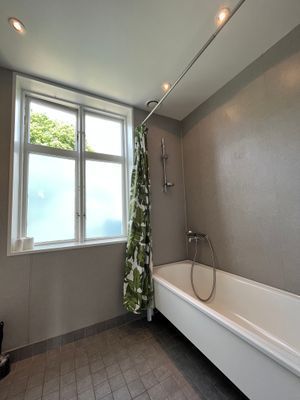 Hyr denna stuga i  på 110 m². 8 sängplatser. 12 000 - 18 000 kr per vecka. Se bilder och tillgänglighet här.