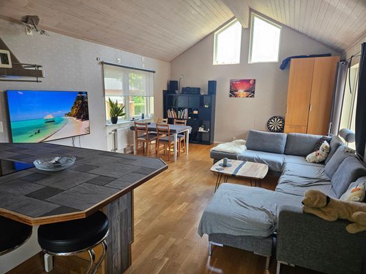 Sommarboende på halvö nära vatten