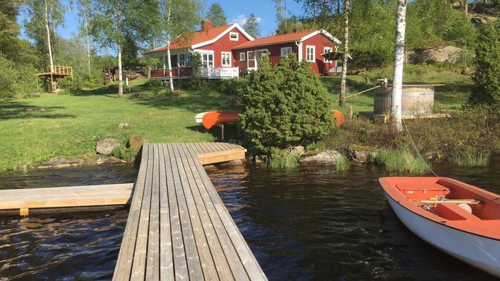 Hyr denna stuga i Kinna på 80 m². 7-9 sängplatser. Från 11 500 kr per vecka. Se bilder och tillgänglighet här.