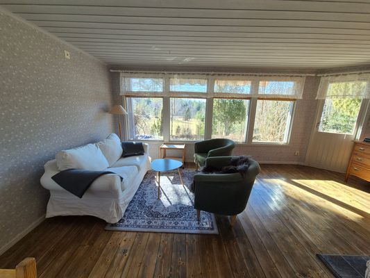 sittplats i vardagsrummet med fint ljusinsläpp