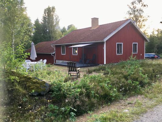 Hyr denna stuga i Dalsland på 86 m². 6 sängplatser. 5 000 - 7 000 kr per vecka. Se bilder och tillgänglighet här.
