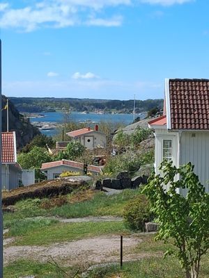 Hyr denna stuga i Hunnebostrand på 60 m². 5 sängplatser. 7 500 - 12 500 kr per vecka. Se bilder och tillgänglighet här.